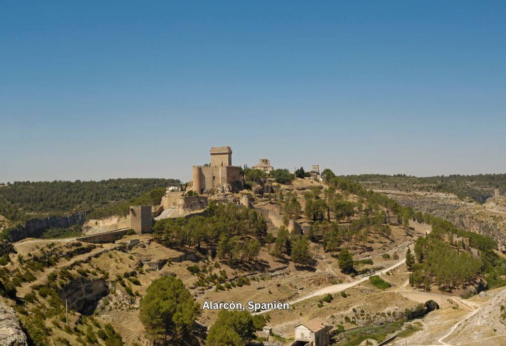 Die Burg von Alarcon in La Mancha liegt idyllisch auf einem Hügel.