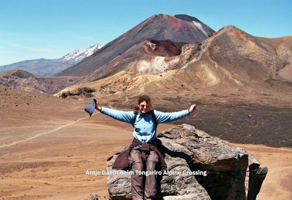 Antje Gaedt beim Tongariro Alpine Crossing mit Blick auf die Vulkankrater im Hintergrund
