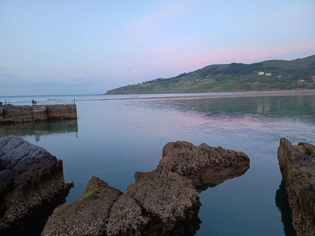 Mundaka Flussmündung im Baskenland Urlaub mit Blick auf die Küste.