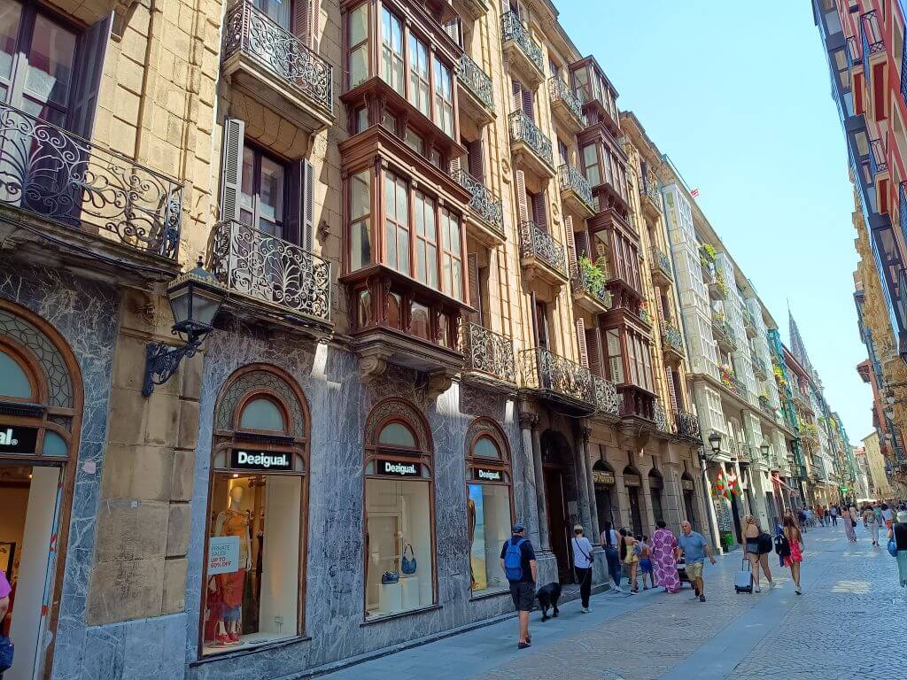 Die Altstadt von Bilbao hat schöne Einkaufsstraßen mit alten Häusern
