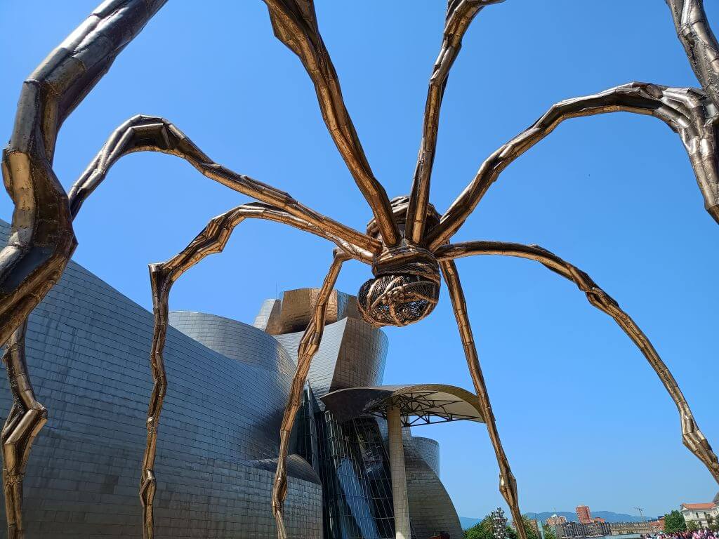 Riesige Spinne vor dem Guggenheim Museum in Bilbao