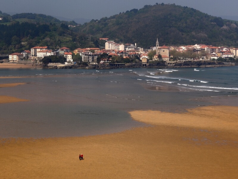 Mundaka bei Ebbe an der Küste des Baskenlands in Nordspanien.
