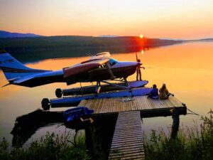 Wasserflugzeug am See im Yukon Territory im Wildnisurlaub Kanada bei Sonnenuntergang