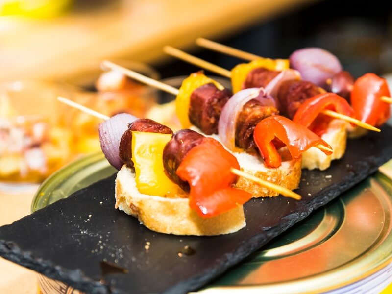 Pintxos in San Sebastian in einer typisch baskischen Bodega auf der Rundreise durch Nordspanien