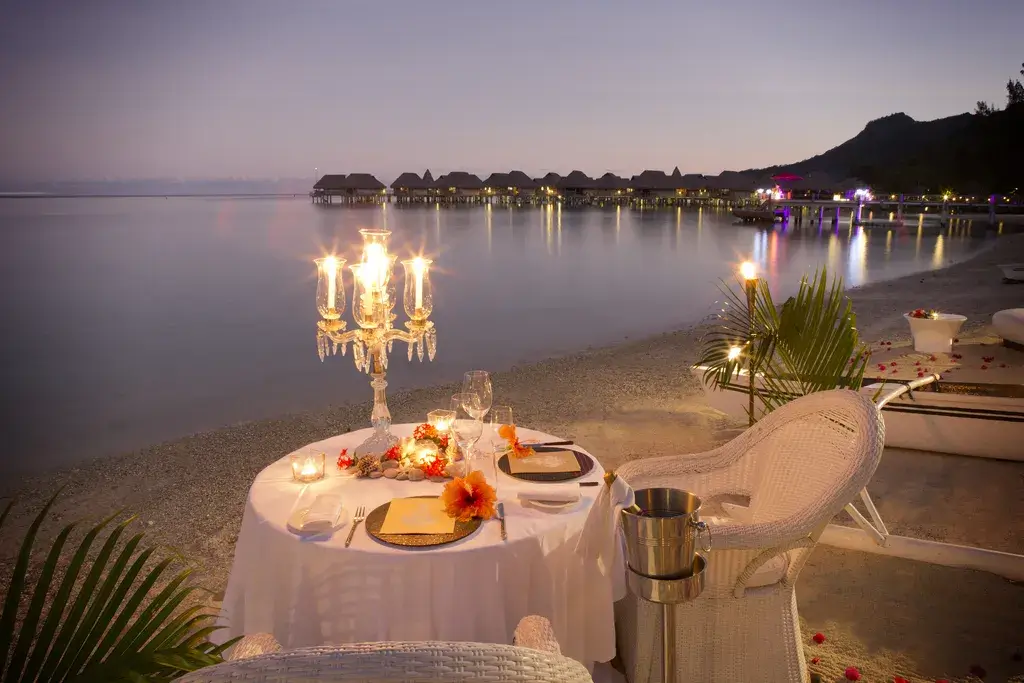 Romantisches Candle Light Dinner im Sofitel Hotel auf Moorea in Französisch Polynesien