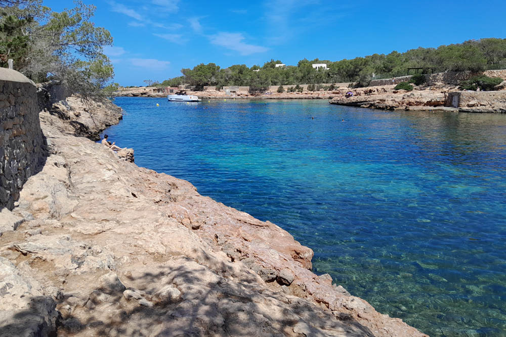 Bucht auf der Ibiza Erlebnisreise mit Boot im Hintergrund.