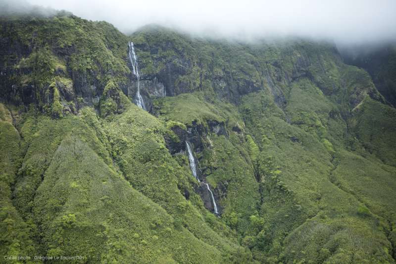 Vulkanisches Inland der polynesischen Hauptinsel Tahiti. Grün bedeckte Berge mit Wasserfällen.