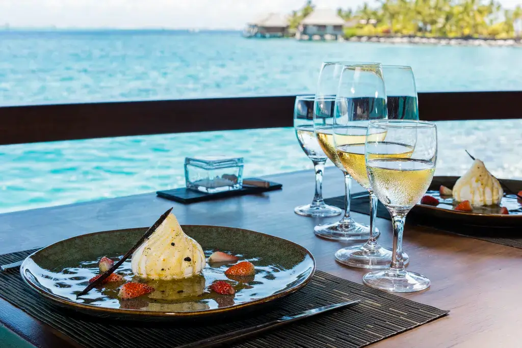 Essen auf Tahiti mit Blick auf das Meer