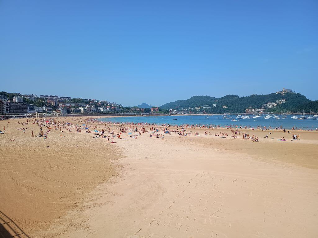 Der Strand La Concha in San Sebastian ist einer der schönsten in Europa
