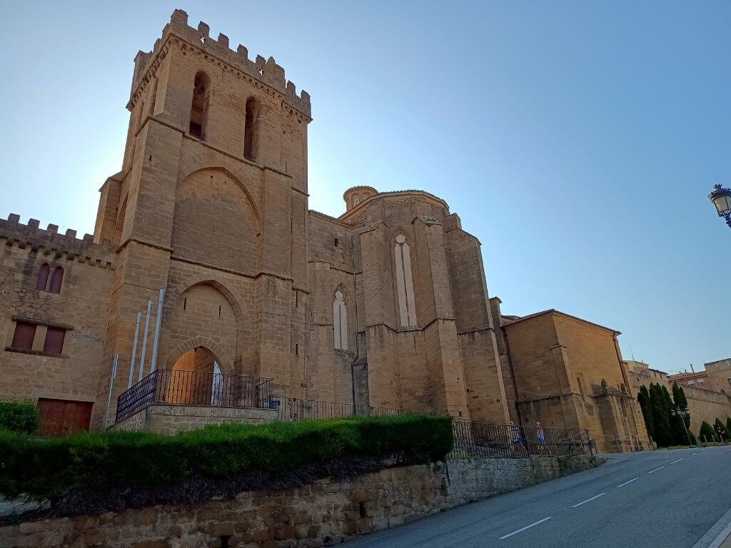 Stadtmauer in Laguardia im Rioja-Tal auf der Reise ins Baskenland