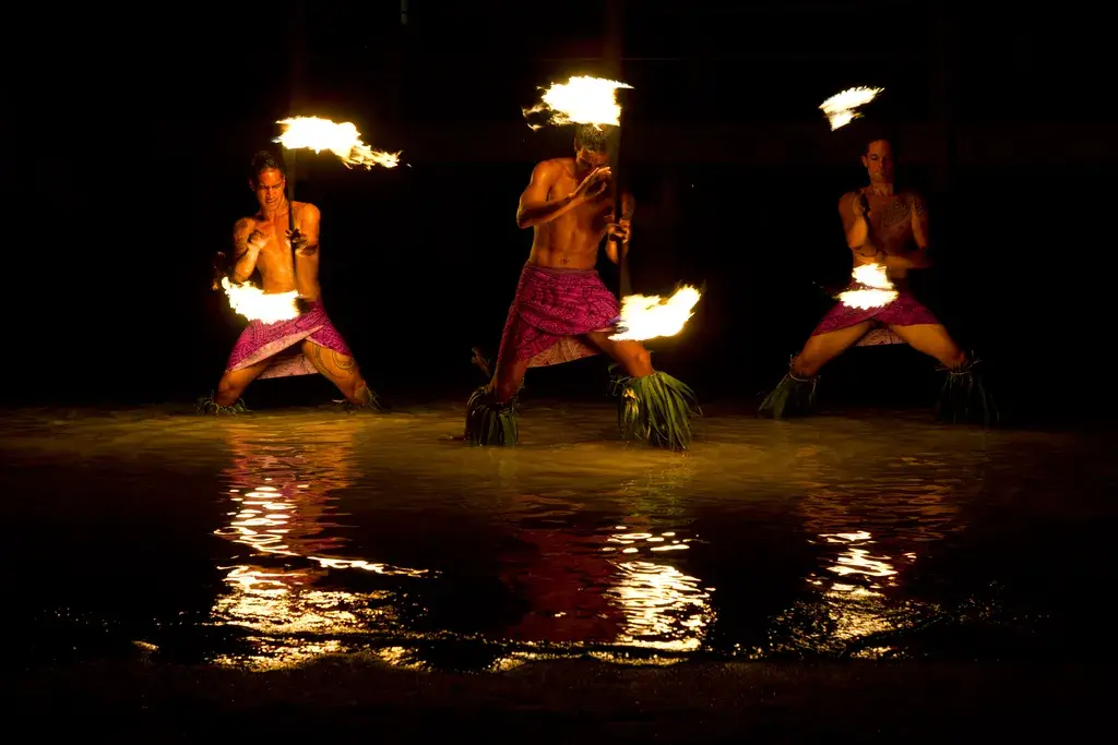 Tänzer mit Fackeln in der hand beim traditionellen Tanz auf Moorea in Französisch Polynesien