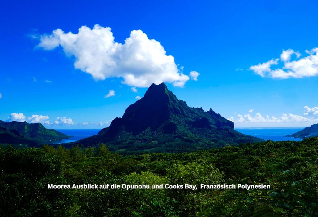 Südsee Insel Moorea in Französisch Polynesien mit Blick auf die Cooks Bay und Opunohu bay