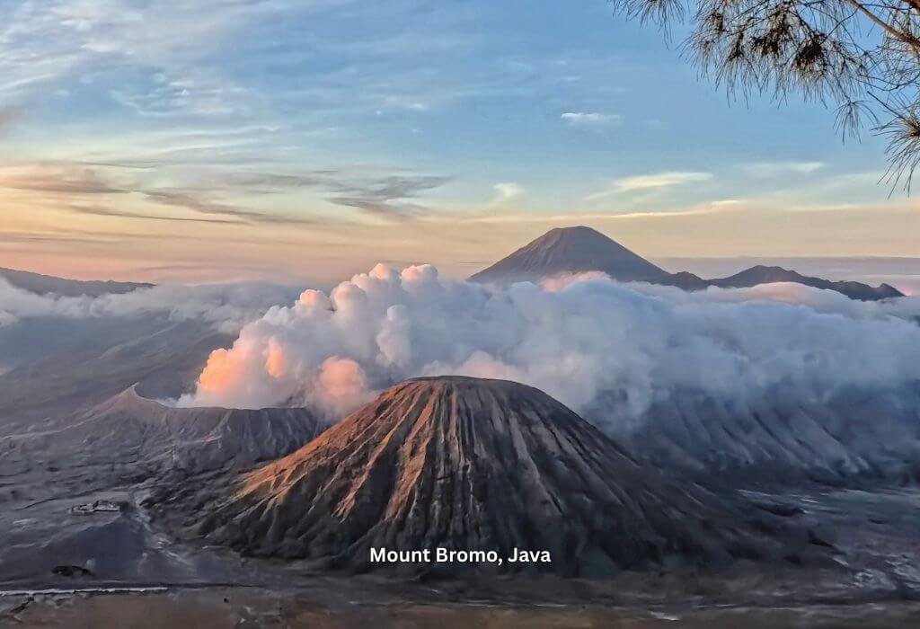 Der Vulkan Bromo bei Sonnenaufgang ist Teil der Java Bali Reise