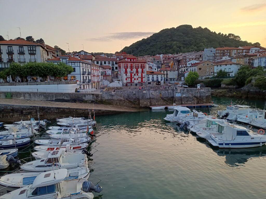 Baskenland Reise nach Mundaka mit Blick auf den Hafen und die Altstadt bei Sonnenuntergang.