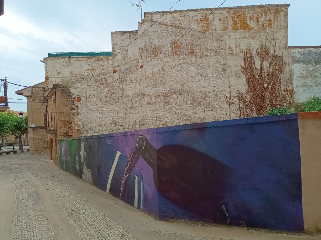 Straßenbild von Weinflasche an hausmauer im Rioja-Tal auf der Baskenland Reise