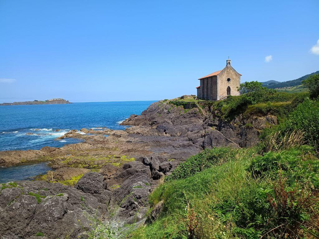 Baskenland Reise zur Kapelle von Mundaka auf einem Felsvorsprung