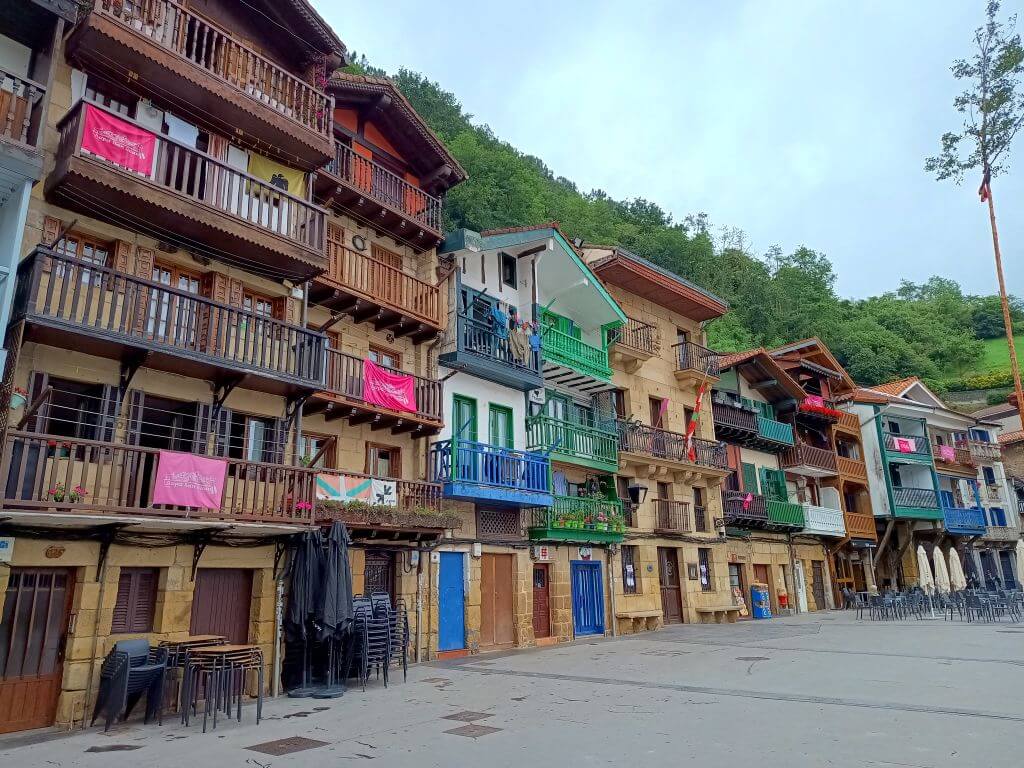 Bunte Fischerhäuser in Pasai Donibane nahe San Sebastian