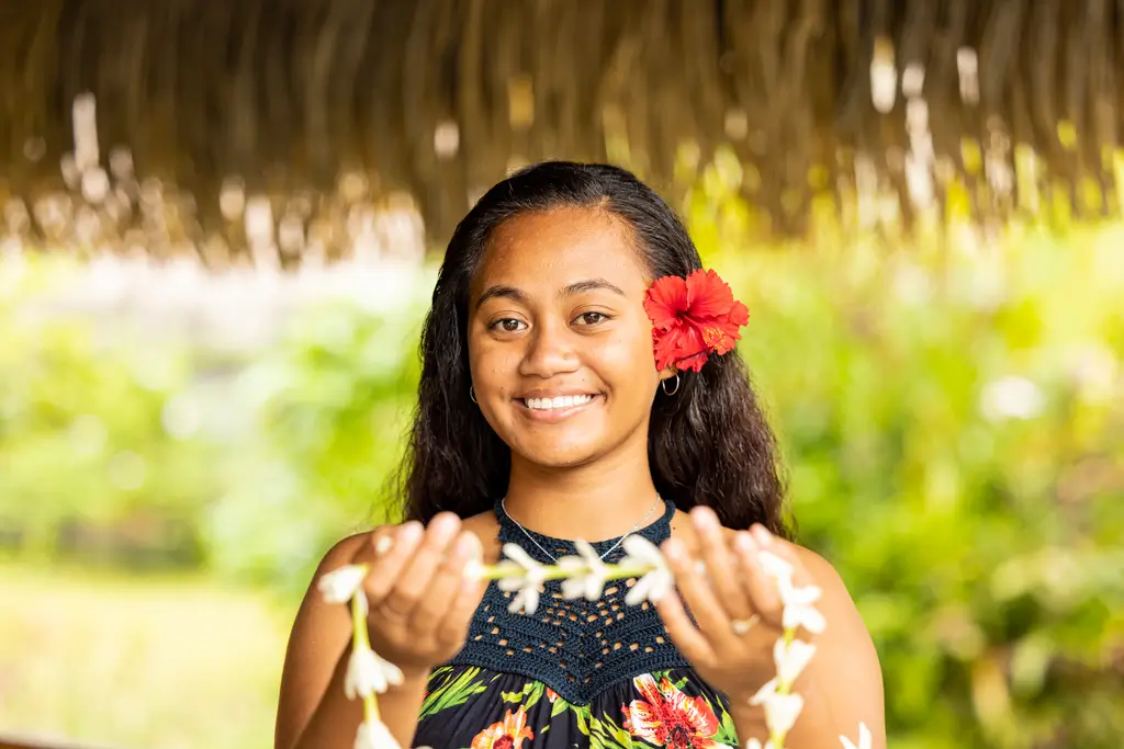 Frisch geflochtener Blumenkranz zur Begrüßung der Gäste in auf der Südsee Rundreise.