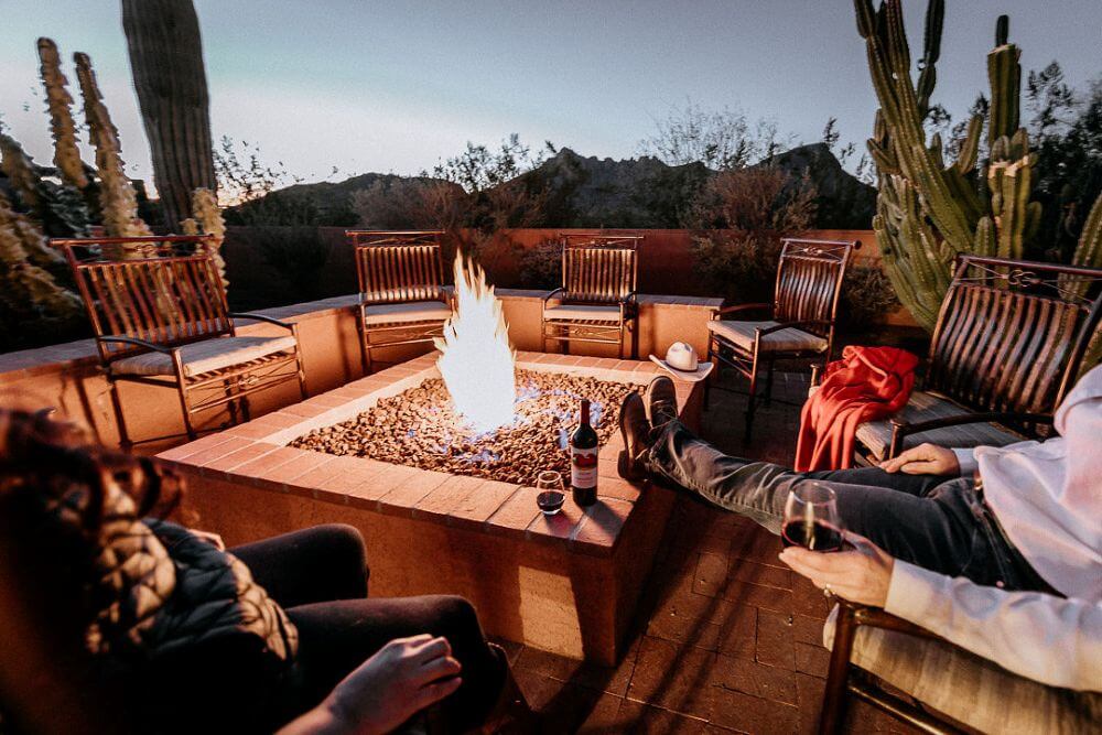 Am Lagerfeuer beim Ranchurlaub in den USA mit Blick auf die Berge in Arizona.