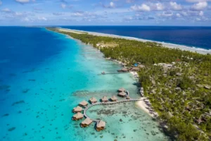 Overwater Bungalows auf der Rundreise Südsee in der türkisblauen Lagune von Rangiroa.