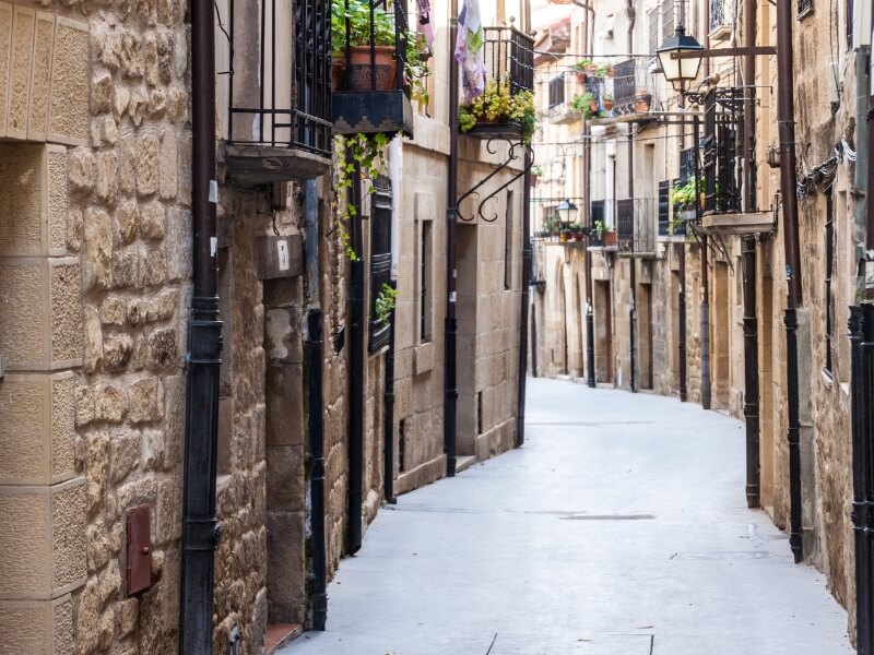 Enge Gasse im mittelalterlichen Laguardia in der Rioja Alavesa auf der Rundreise mit dem Mietwagen