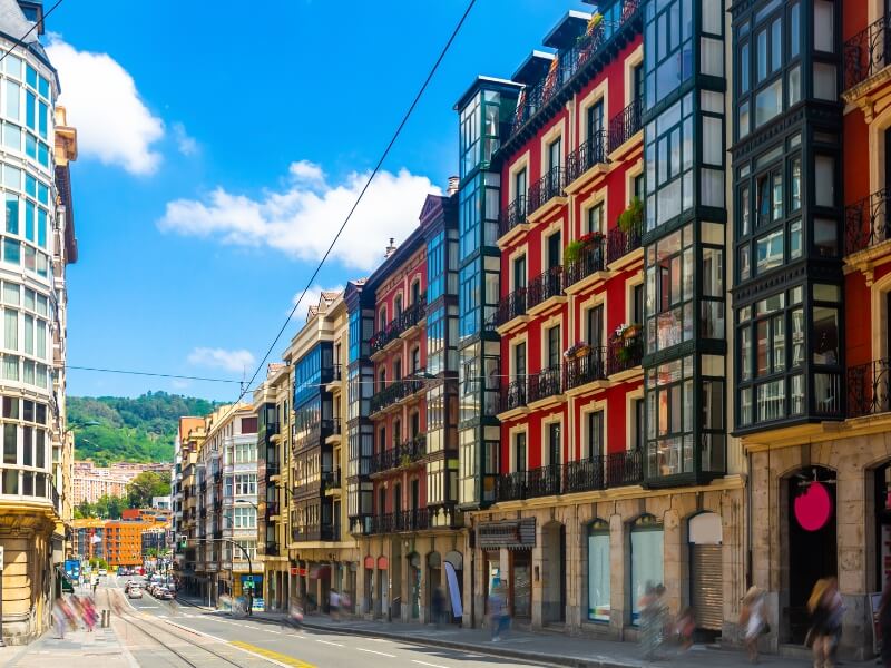 Die Altstadt von Bilbao mit bunten Häusern ist der Beginn der Baskenland Mietwagen Rundreise