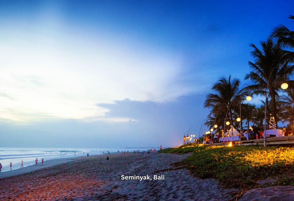 Der Strand in Seminyak auf Bali mit einer Beach Bar bei Sonnenuntergang