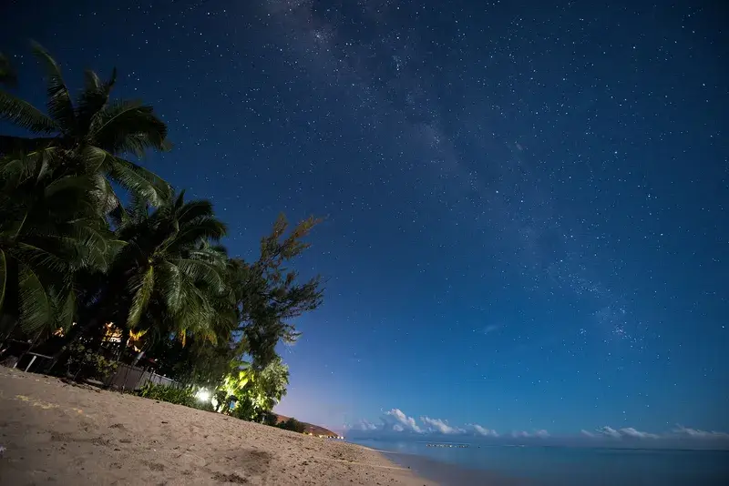 Sternenhimmel mit Milchstraße am Nachthimmel in der Südsee.