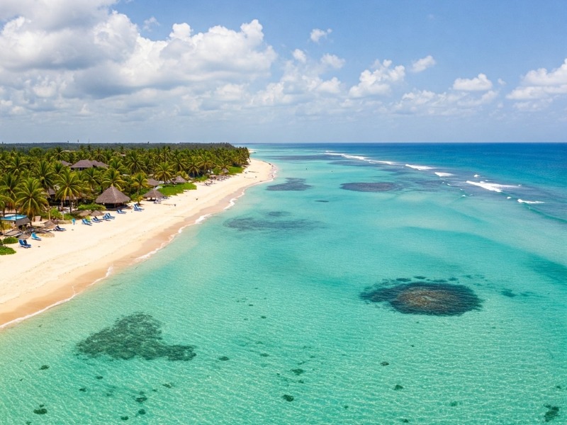 Strandurlaub am Diani Beach mit weißem Sandstrand und türkisblauem Meer in Kenia.