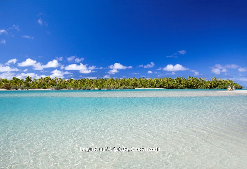 Lagune von der Trauminsel Aitutaki mit türkisblauem Meer und vorgelagerter Insel