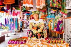 Martkstand auf Tahiti mit duftenden Tiaré Blumenkränzen zur Begrüßung der Urlauber.