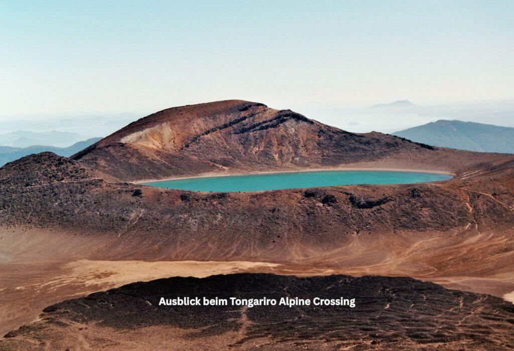 Tongariro Alpine Crossing auf der Nordinsel Neuseelands mit Blick auf einen Kratersee