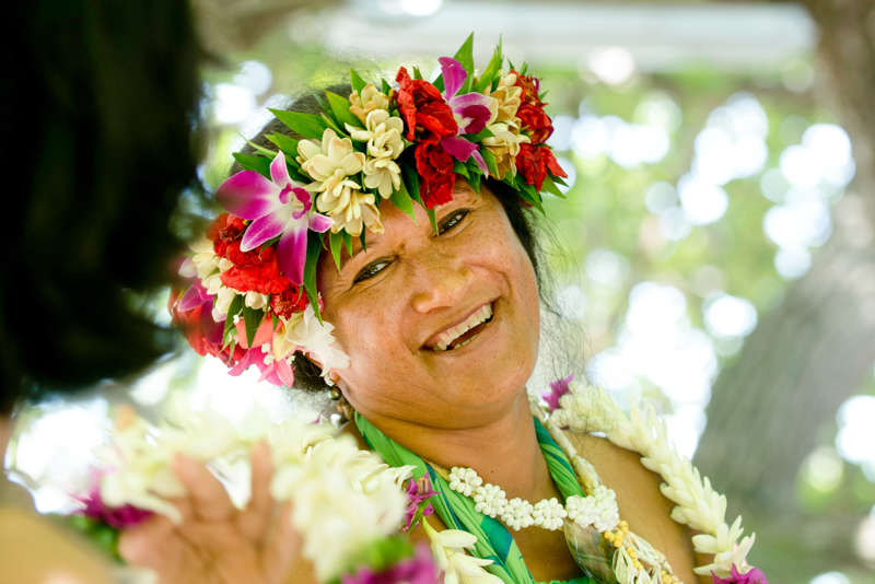 Polynesische Frau mit buntem Blumenkranz beim Südseetanz auf Tahiti