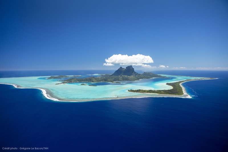 Blick auf die Südsee Trauminsel Bora Bora von oben mit Blick auf den Mont Otemanu, Motus und die türkisblaue Lagune