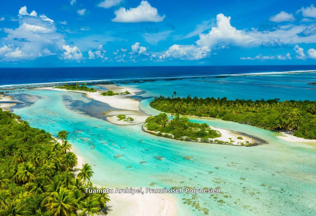 Südsee Motu auf den Tuamotus bei Rangiroa in Französisch Polynesien