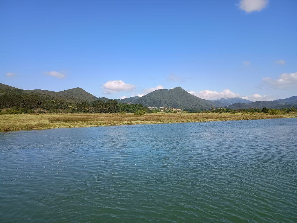 Marschland und Blick vom Fluss im Urdaibai Biosphärenreservat im Baskenland