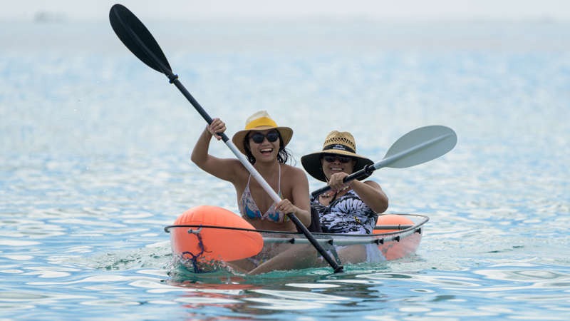 Zwei Frauen bei Kajakfahren im Französisch Polynesien Urlaub