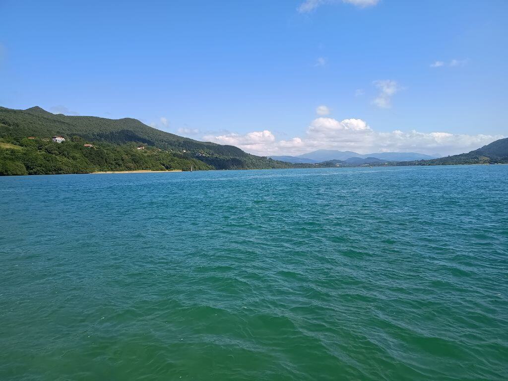 Baskenland Reise in das Urdaibai Biosphärenreservat in Nordspanien mit Blick auf den Fluss bei Mundaka