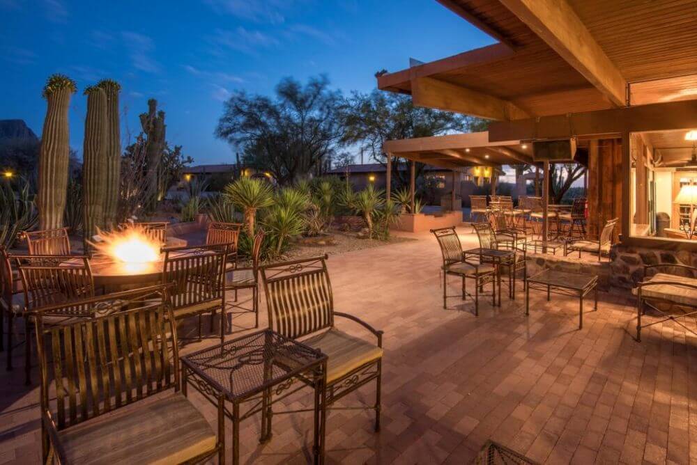 Restaurant der Arizona Reiterranch mit Lagerfeuer und Kakteen.