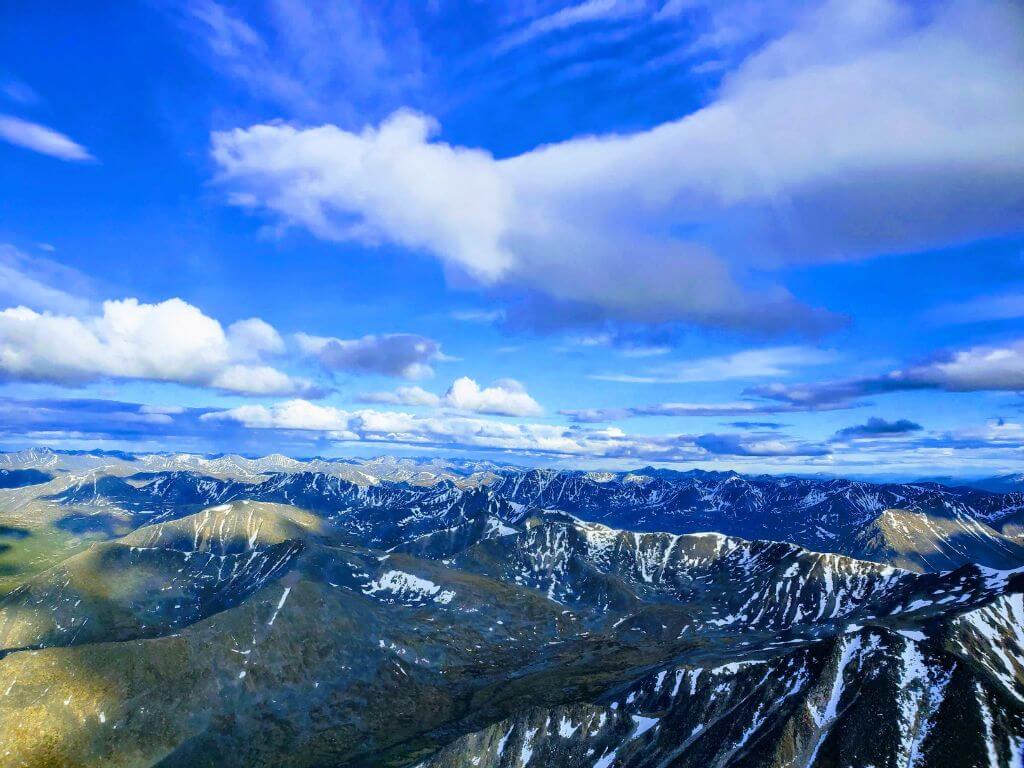 Blick auf die Rocky Mountains von oven bei der Anreise in die Fly-in Blockhütte am See in Kanada