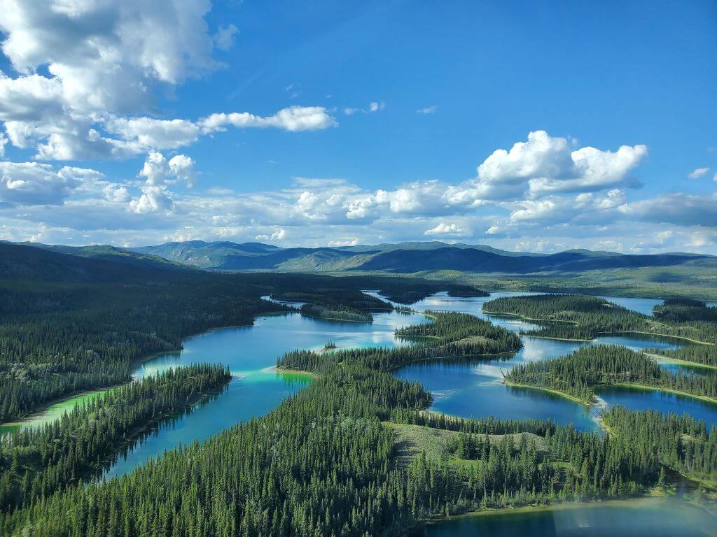 Blick aus dem Wasserflugzeug auf die Seenlandschaft und Wälder im Yukon Territory in Kanada.