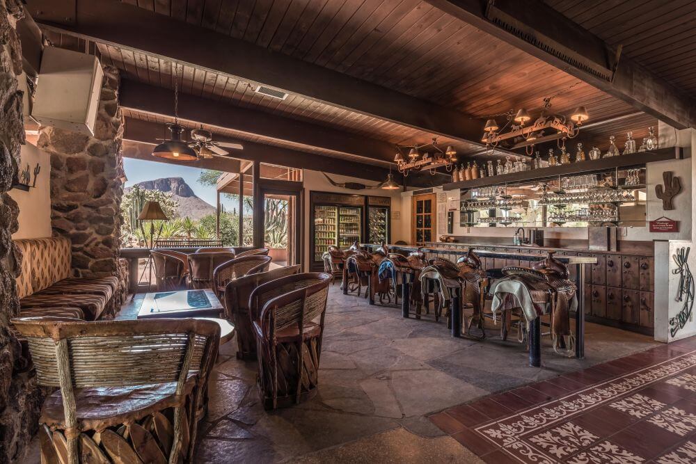 Bar mit Sattelhockern im Cowboy Wildwest Style auf der Gästeranch in Arizona.