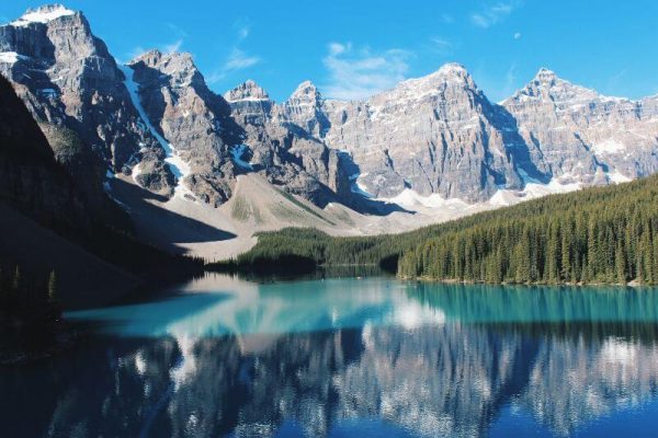 Banff Nationalpark auf der autoreise Kanada mit Blick auf die Rocky Mountains, See und Wald