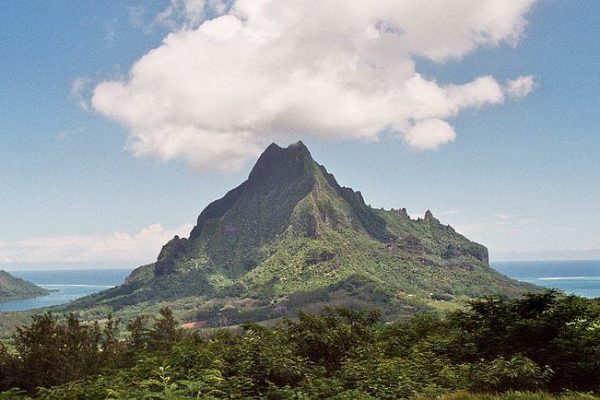 Berge der polynesischen Insel Moorea mit Cooks Bay und Opunohu Bay