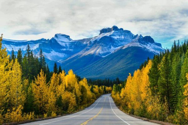 Roadtrip auf dem Icefield Parkway in Kanada mit Blick auf die Rocky Mountains und Wildnis