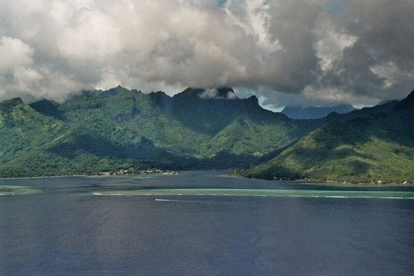 Blick auf Moorea beim Inselhüpfen in Polynesien