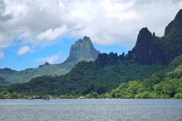 Ansicht auf polynesische Südseeinsel vom Meer aus mit Blick auf die Küste und Berge.