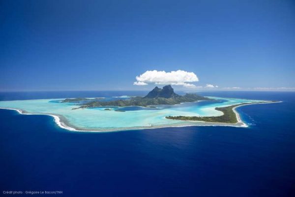 Blick auf die Südsee Trauminsel Bora Bora von oben mit Blick auf den Mont Otemanu, Motus und die türkisblaue Lagune
