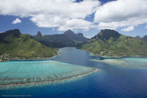 Anflug auf Moorea beim Inselhüpfen in Polynesien. Blick auf die Lagune und Berge von Moorea.