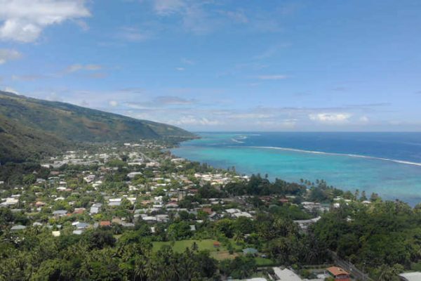 Tahiti von oben im Polynesien Urlaub mit Papeete und einer hellblauen Lagune.